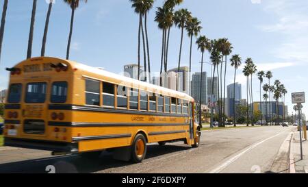 San Diego, Californie Etats-Unis - 31 janvier 2020 : bus scolaire jaune américain dans la rue du centre-ville. Navette Schoolbus sur la route, ville près de Los Angeles. Éducation Banque D'Images