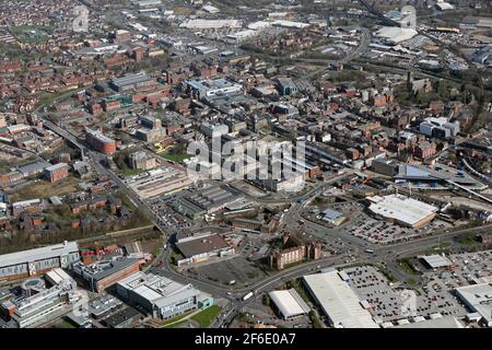 Vue aérienne du centre-ville de Bolton avec magasins d'usine de Bolton, marché de Bolton et supermarché Morrisons en avant-plan Banque D'Images