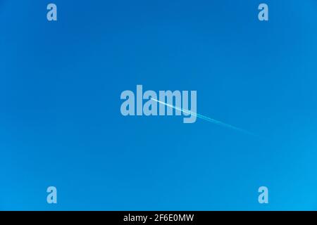 Sentier blanc de l'avion sur le ciel bleu, le vol de l'avion sur le fond du ciel Banque D'Images