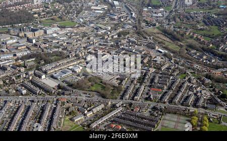 Vue aérienne depuis le sud-ouest du centre-ville de Shipley en regardant de l'autre côté de l'A650 Bradford Road avec Asda proéminent, West Yorkshire Banque D'Images