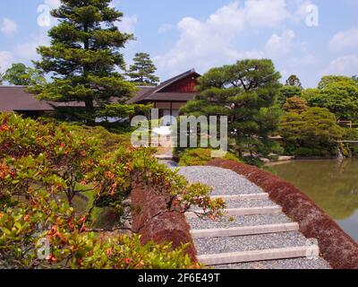 Vue sur les jardins avec pont incurvé et voûté. À la villa royale de Hachijō-no-miya à Kyoto, Japon. Banque D'Images