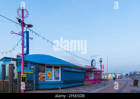 Hors saison, les kiosques de rafraîchissements sont fermés sur le front de mer à Southend-on-Sea le matin de mars, juste après le lever du soleil Banque D'Images