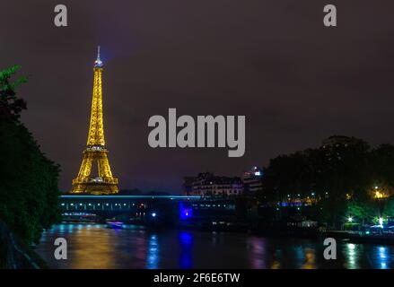 Une photo de la Tour Eiffel illuminée la nuit. Banque D'Images