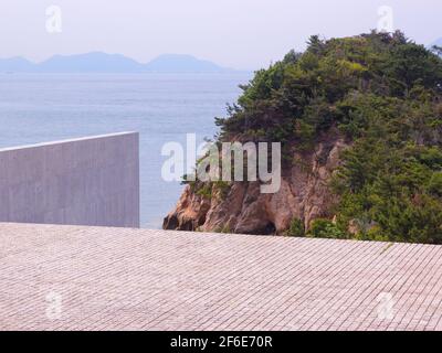 Un regard abstrait et graphique d'une colline à côté du Musée de la Maison de Benesse sur l'île de Naoshima au Japon. Banque D'Images