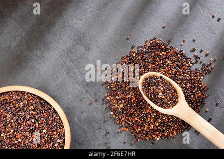 Chenopodium quinoa - graines organiques du quinoa noir Banque D'Images