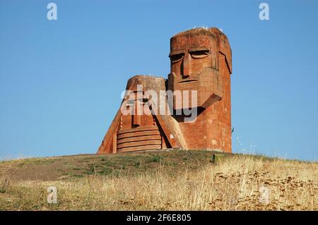 Statue gigantesque appelée nous sommes nos montagnes, également appelée tatik papik à Stepanakert, Artsakh Nagorno Karabakh. Le monument est le symbole de l'arménien Banque D'Images