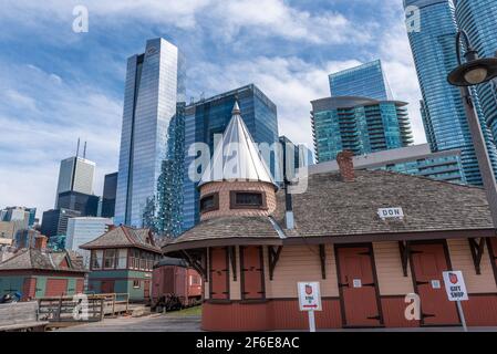 Contraste architectural d'une ancienne gare de Toronto Musée du chemin de fer et les gratte-ciels modernes dans le quartier du centre-ville Banque D'Images