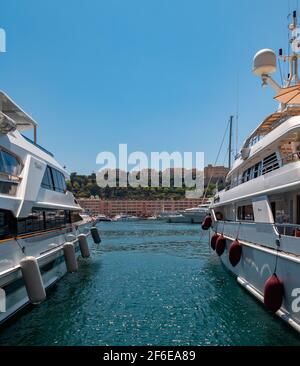 Un tableau de l'écart entre deux yachts à Port Hercules (Monaco). Banque D'Images