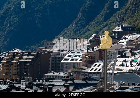 Une photo des sculptures des sept poètes dominant les bâtiments urbains, en Andorre-la-Vieille. Banque D'Images