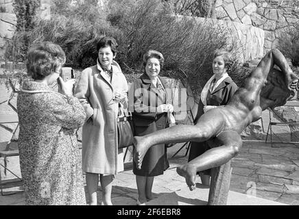 Les chemins de fer de l'État, SJ Engineering Association 50 ans. Ici, tout en visitant le parc de sculptures de Millesgården. Au premier plan, la sculpture flottante femme créée par Carl Milles. Banque D'Images