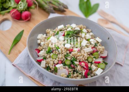 salade maison saine primavera à l'orge, aux asperges et à l'ail sauvage Banque D'Images