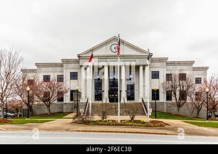 HENDERSONVILLE, NC, USA-23 MARS 2021: Le comté de Henderson, NC Courthouse, un jour de printemps tôt. Banque D'Images