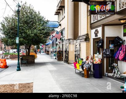 HENDERSONVILLE, NC, USA--23 MARS 2021: Main Street à Hendersonville un jour de printemps, avec des magasins et des restaurants ouverts pour les affaires. Banque D'Images