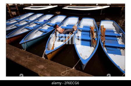 Un été magnifique... Prendre le soleil en attendant les clients James Maudin à Henley sur Thames.pic David Sandison 27/5/2005 Banque D'Images