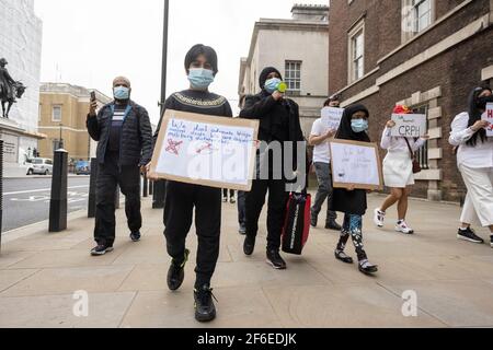 Londres, Royaume-Uni. 31 mars 2021. Une jeune famille marchant avec des plaques. Les manifestants se sont rassemblés sur la place du Parlement - portant un masque facial et observant les distances sociales - avant de marcher vers l'ambassade chinoise en solidarité avec le peuple du Myanmar contre le coup d'État militaire et les meurtres de civils par l'État. Des discours ont été prononcés à l'extérieur de l'ambassade. Depuis le début du coup d'État militaire le 1er février, plus de 520 personnes ont été tuées au Myanmar par les forces de sécurité. Samedi dernier a été le jour le plus violent où plus de 100 personnes ont été tuées. Crédit : Joshua Windsor/Alay Live News Banque D'Images