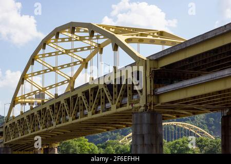 Célèbres ponts jaunes à Steel City Pittsburgh, Pennsylvanie Banque D'Images