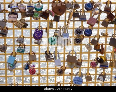 Love Lock Wall sur Yellow Bridge à Pittsburgh, Pennsylvanie Banque D'Images