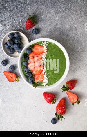 Des aliments sains et colorés. Bol à smoothie vert Acai. Idée de Keto petit déjeuner.Summer acai smoothie bols avec fraises, banane, myrtilles, kiwi fruit an Banque D'Images