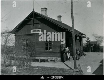 Station sur MSJ. A été initialement orthographié jerrestad. Arrêt en 1959, abandonné en 1/6 1975. Ouvert seulement 100 m plus loin à l'ouest 2/9 1985 (ka). La station construite en 1882. La gare a ouvert en 1882 avec la maison de la gare en bois. Nouvelle gare en 1914, qui est laissée en 1991 en état rénové comme résidence privée. Le site de circulation a été retiré en 1975, mais a rouvert le 1er septembre 1985. Le taux d'attente pour le trafic du comté a été défini. Site de circulation paysagé en 1882. Le Stationhouse, un étage et demi, à plastré, était de 1912 rebuildtmsj, Malmö - Simrishamn chemin de fer Banque D'Images