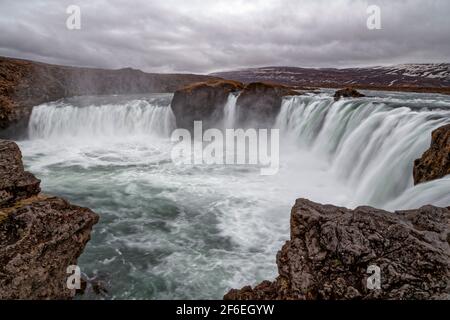 Fossholl, Islande. 23 mai 2015. Godafoss, cascade des dieux, coule de la rivière Skjálfandafljót et s'étend sur 30 M. Banque D'Images