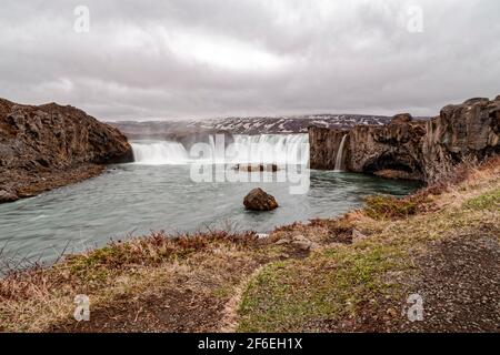 Fossholl, Islande. 23 mai 2015. Godafoss, cascade des dieux, coule de la rivière Skjálfandafljót et s'étend sur 30 M. Banque D'Images