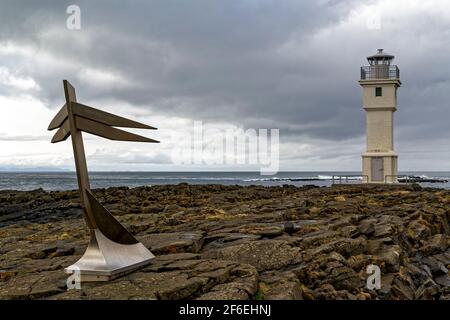 Akranes, Islande. 27 mai 2015. Phare d'Akranes et sculpture commémorant l'épave de Hafmeyjan de 1905 par Bjarni Þór Bjarnarson Banque D'Images