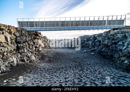 Reykjanesbær, Islande. 27 mai 2015. Le pont entre continents ou Midlina est un pont de 15 mètres dans la péninsule de Reykjanes Banque D'Images