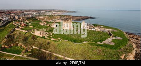 Vue aérienne du Prieuré et du château de Tynemouth Banque D'Images