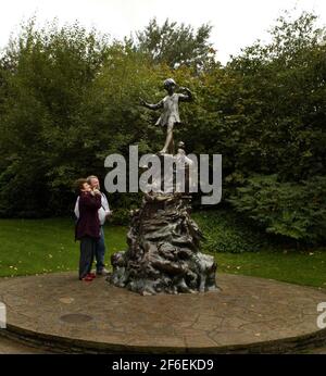 Statue de Peter Pan dans les jardins de Kensington pic David Sandison Banque D'Images