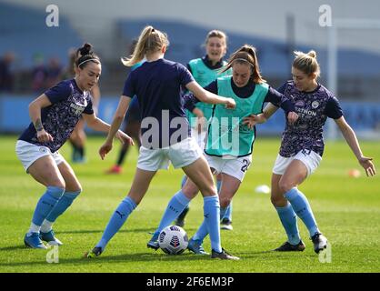 Keira Walsh de Manchester City (au centre à droite) s'échauffe avant le match de l'UEFA Women's Champions League 2021 au Manchester City Academy Stadium, à Manchester. Date de la photo: Mercredi 31 mars 2021. Banque D'Images