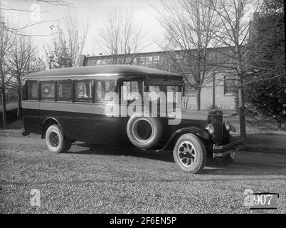 En 1928-1937 AB, les ateliers ferroviaires suédois ont augmenté leur portefeuille de produits avec des véhicules routiers de pays avec des portes de bus spéciales. Les clients avaient plusieurs fois leurs propres exigences en matière de design intérieur et d'autres détails. L'image montre Reo FB bus fait pour Varberg - Borås rail. Le bus a probablement des marais en bois de Linköping sous la plaque. Les ateliers ferroviaires suédois ont également breveté la construction en acier qui a commencé à être fabriquée à partir de 1944. Banque D'Images