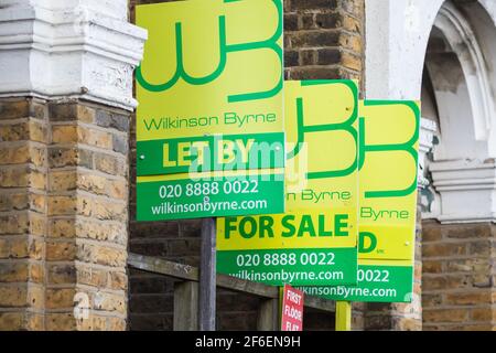 Londres, Royaume-Uni - 5 février 2021 - les enseignes de l'agent immobilier sont affichées sur la rue London Banque D'Images