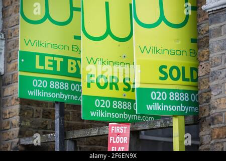 Londres, Royaume-Uni - 5 février 2021 - les enseignes de l'agent immobilier sont affichées sur la rue London Banque D'Images