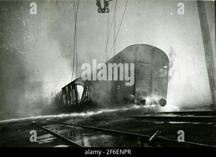 Incendie dans des wagons de fret à Avesta Krylbo Bangård après une explosion dans un train de munitions allemand. Banque D'Images