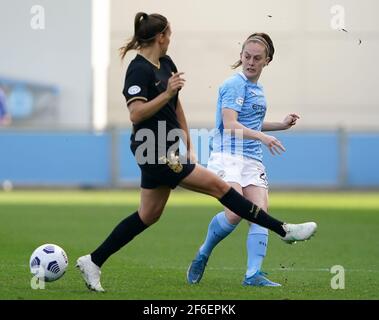 Patri Guijarro (à gauche) de Barcelone et Keira Walsh de Manchester City se battent pour le ballon lors du match de la Ligue des champions de l'UEFA pour les femmes 2021 au stade de l'Académie de Manchester City, à Manchester. Date de la photo: Mercredi 31 mars 2021. Banque D'Images