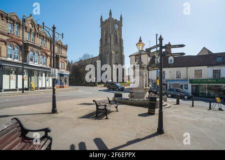 Halstead Essex, vue sur l'église paroissiale de St Andrew et (premier plan) le George Courtald Lamp Memorial situé dans le centre de Halstead Town, Essex, Royaume-Uni Banque D'Images