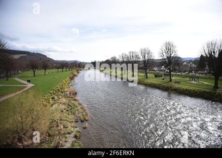 Peebles.Écosse Royaume-Uni. 31 mars 21 vue générale depuis le pont Tweed de la rivière Tweed traversant Haylodge Park, aux frontières écossaises de Peebles Banque D'Images