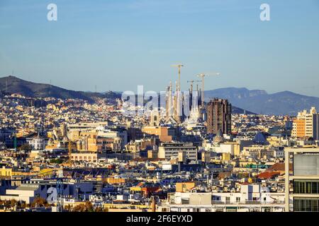 Vue aérienne de Barcelone Skyline montrant la construction de la Basílica De la Sagrada Família en fin d'après-midi Barcelone Espagne Banque D'Images