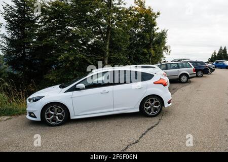 Vue latérale du véhicule blanc sport Ford à hayon stationné Sur vide garée près de la route de randonnée dans la Forêt Noire - objectif inclinable utilisé Banque D'Images