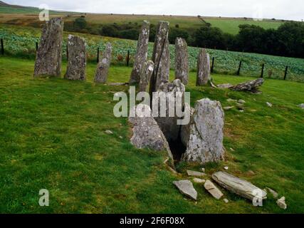 Cairnholy I Néolithique chambered cairn, Dumfries & Galloway, Écosse, Royaume-Uni, regardant E de l'arrière de la chambre de sépulture aux pierres portales et à la façade. Banque D'Images