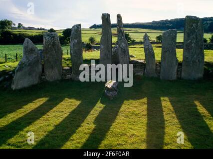 Cairnholy I Néolithique chambered cairn, Dumfries & Galloway, Écosse, Royaume-Uni, à la recherche de W depuis la piste, montrant les portails d'entrée, la dalle de blocage et la façade. Banque D'Images