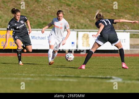 Laura Donhauser (#2 FC Bayern München II) avec le ballon et Kristin Goetz (#10 1. FFC Niederkirchen) pendant le 2. Frauen Bundesliga match entre le FC Bayern Munich II et 1. FFC Niederkirchen au Sportpark Aschheim, Allemagne. Banque D'Images