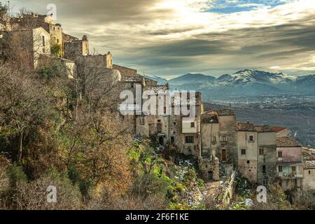 Maisons penchées les unes contre les autres dans un village de montagne fortifié. Roccacacagale, province de l'Aquila, Abruzzes, Italie, Europe Banque D'Images