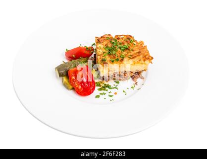 Tarte traditionnelle au berger avec viande de forcemat d'agneau et cornichons. Isolé sur un fond blanc. Banque D'Images