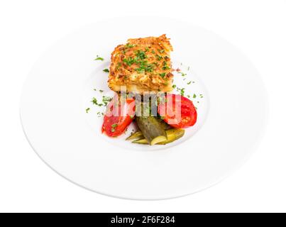 Tarte traditionnelle au berger avec viande de forcemat d'agneau et cornichons. Isolé sur un fond blanc. Banque D'Images