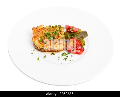 Tarte traditionnelle au berger avec viande de forcemat d'agneau et cornichons. Isolé sur un fond blanc. Banque D'Images