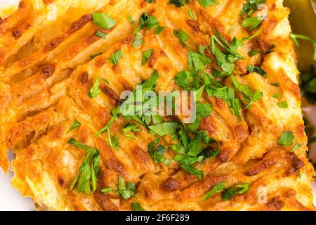 Tarte traditionnelle au berger avec viande de forcemat d'agneau et cornichons. Macro. La photo peut être utilisée comme arrière-plan entier. Banque D'Images