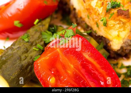 Légumes marinés et tarte traditionnelle au berger avec viande d'agneau. Macro. La photo peut être utilisée comme arrière-plan entier. Banque D'Images