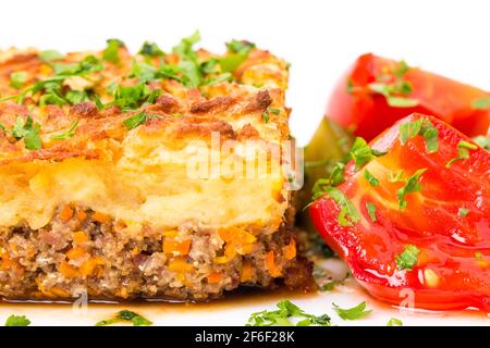 Tarte traditionnelle au berger avec viande de forcemat d'agneau et cornichons. Macro. La photo peut être utilisée comme arrière-plan entier. Banque D'Images