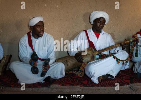 Khamlia, Maroc - 12 avril 2016 : un groupe d'hommes habillés blancs jouant de la musique traditionnelle esclave, kwn comme Gnawa, dans le village de Khamlia, à l'ouest Banque D'Images